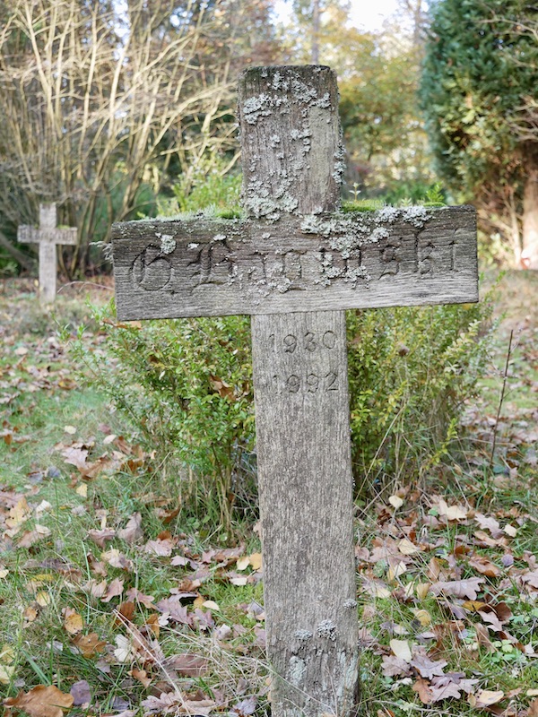 Die Zeit hat an diesem Holzkreuz ihre Spuren hinterlassen